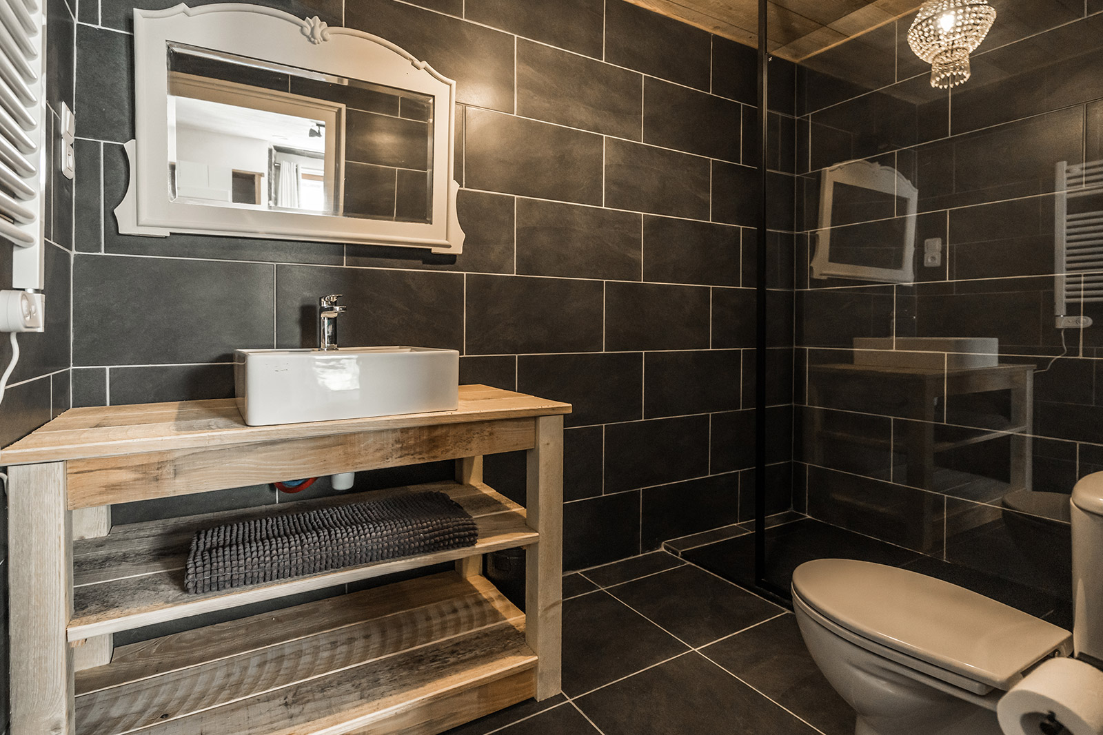 Bathroom holiday home LOTT Coussac-Bonneval walk-in shower of the holiday home