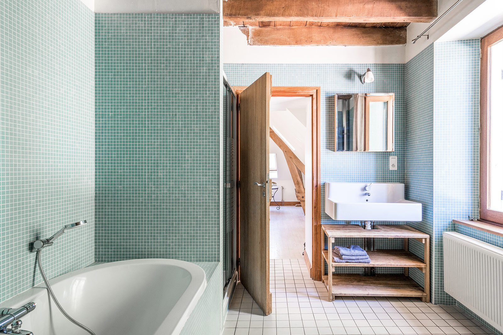 Badkamer vakantiehuis LOTT La-Bastide ruime badkamer met bad en douchecabine