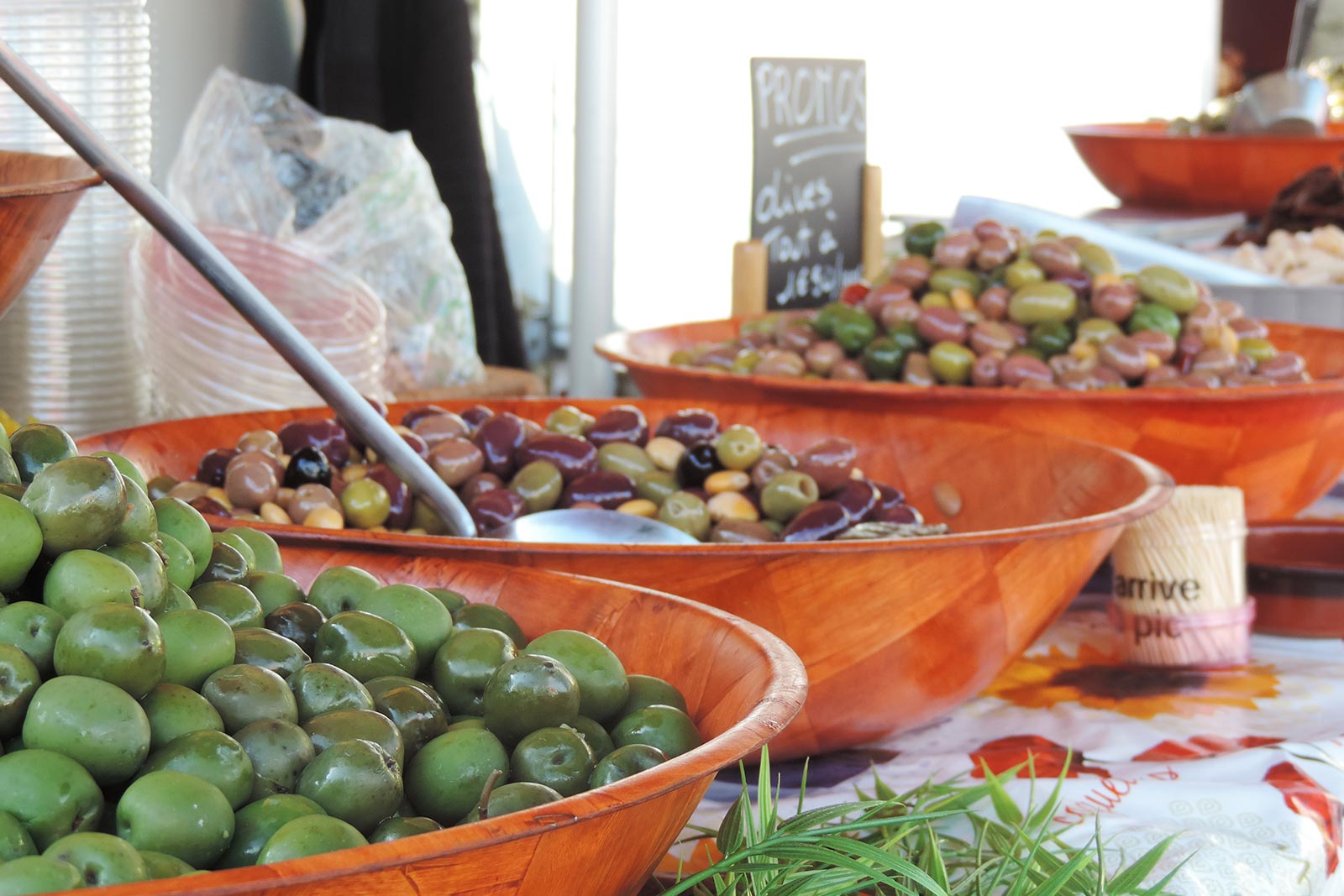 Franse streekproducten uit de Haute-Vienne, markten verse olijven.