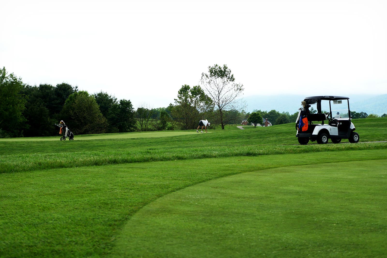 Golfen in de Puy-de-Dôme (Auvergne-Rhône-Alpes) golfvakantie Frankrijk golfbaan met golfkar