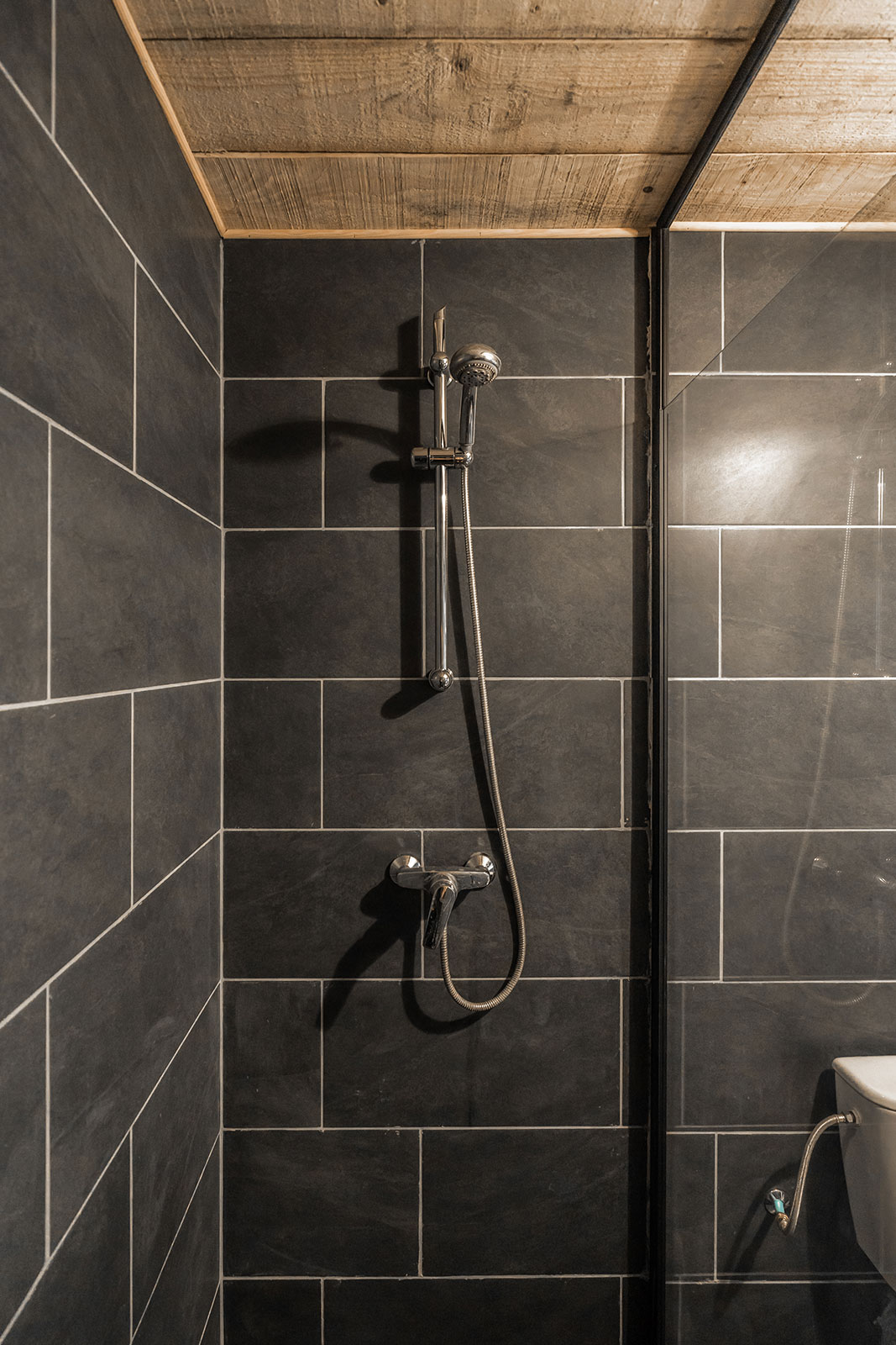 Interieur sfeer vakantiehuis LOTT Coussac-Bonneval binnen badkamer douche