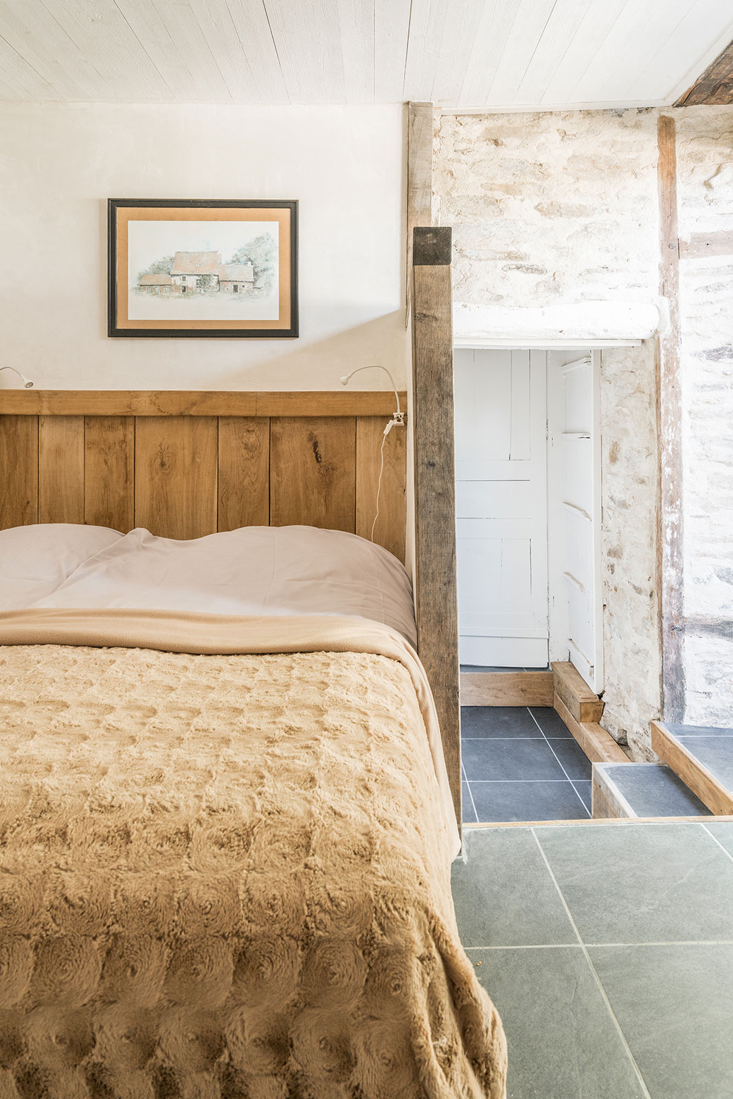 Interieur sfeer vakantiehuis LOTT Coussac-Bonneval binnen slaapkamer boxpringbed