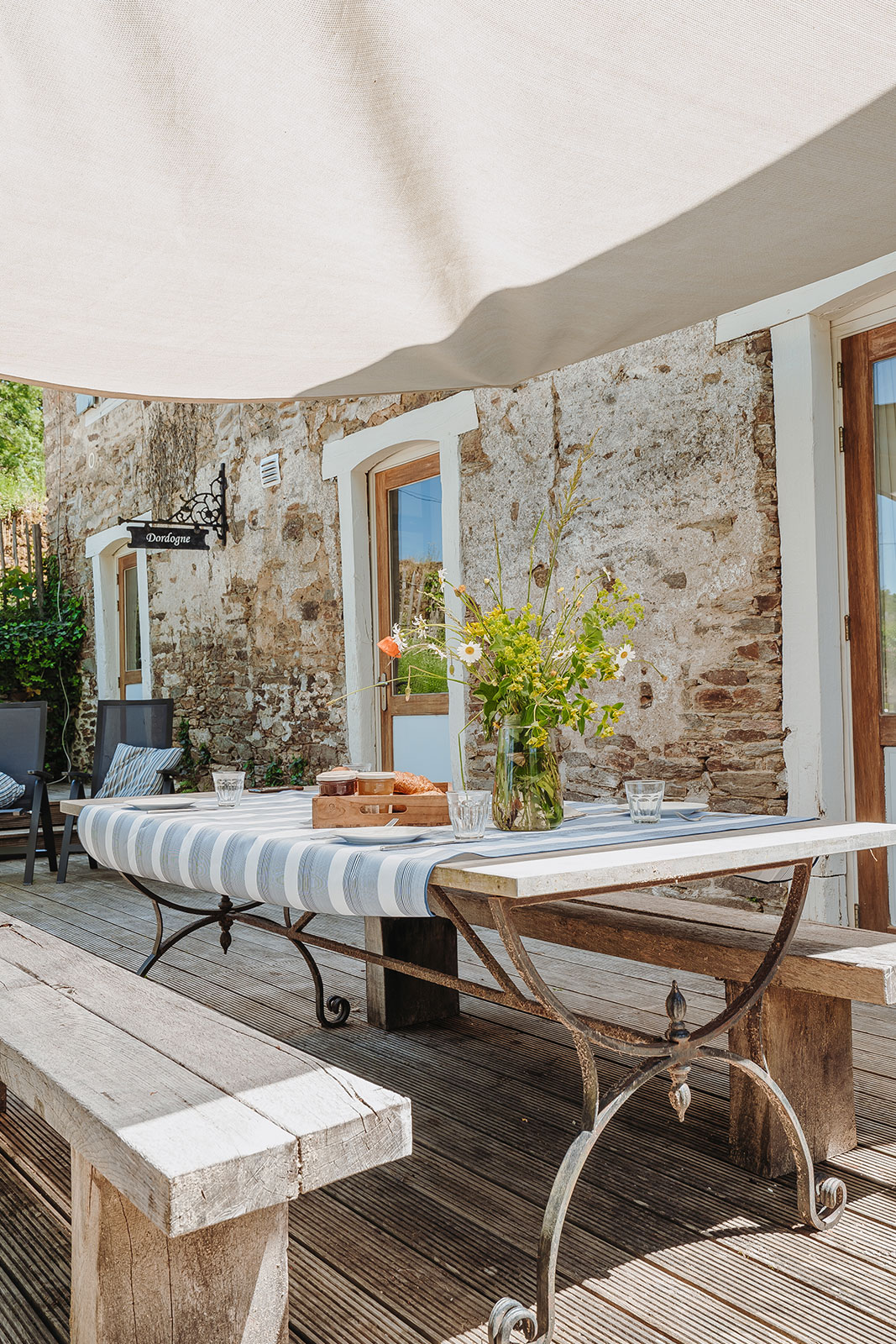 Sfeer vakantiehuis LOTT Coussac-Bonneval buiten terras eettafel onder zonnedoek