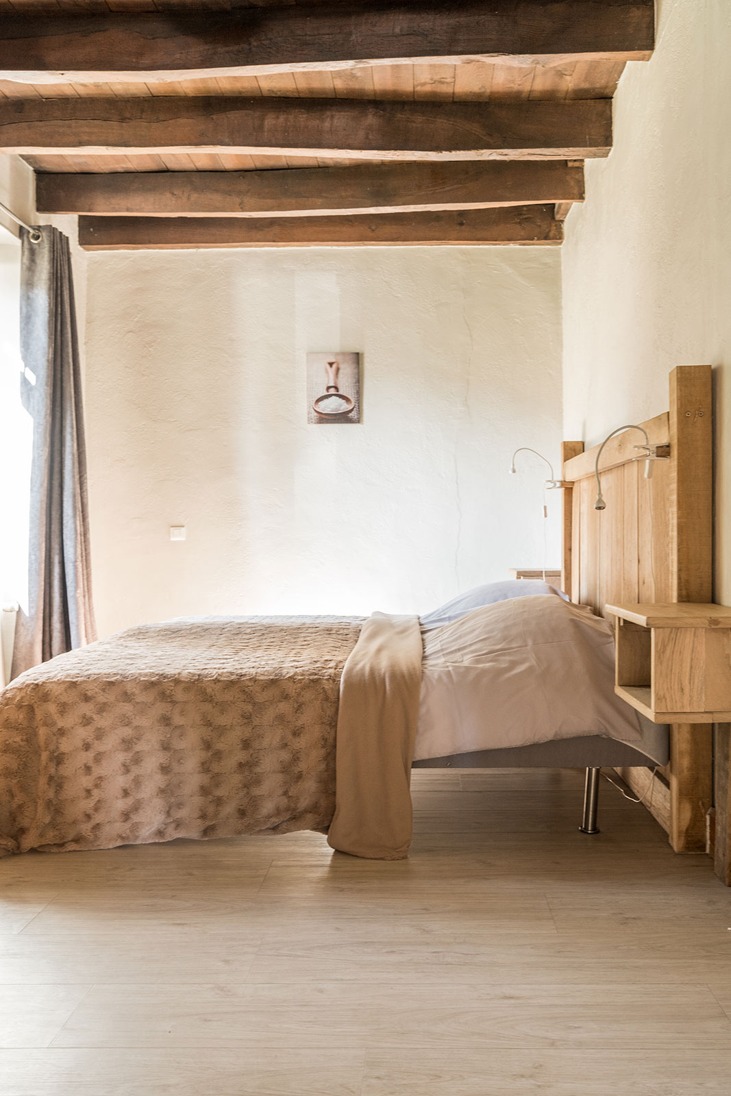 Interieur sfeer vakantiehuis LOTT La-Bastide binnen slaapkamer eerste woonlaag boxspring