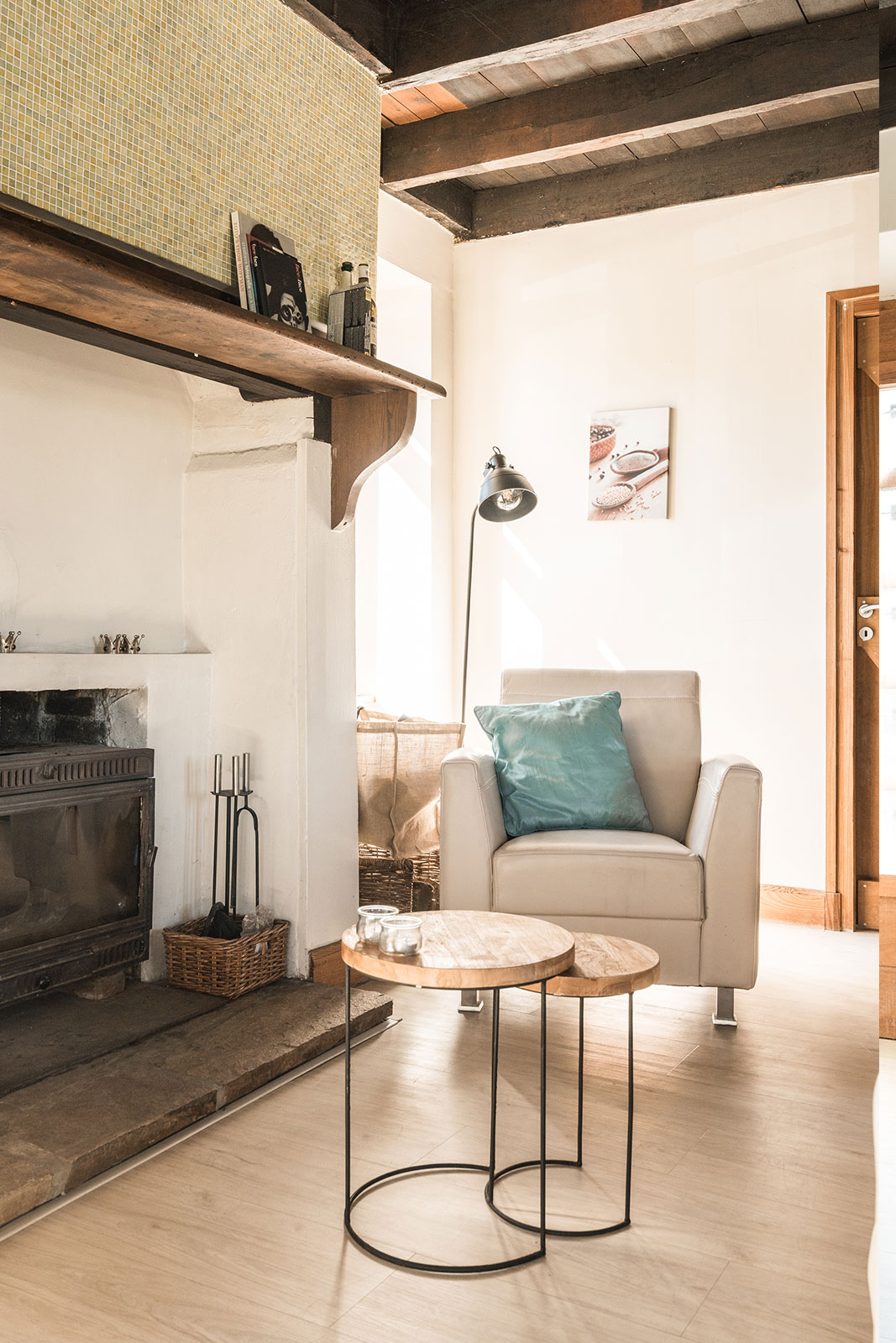 Interieur sfeer vakantiehuis LOTT La-Bastide binnen woonkamer houtkachel loungebank