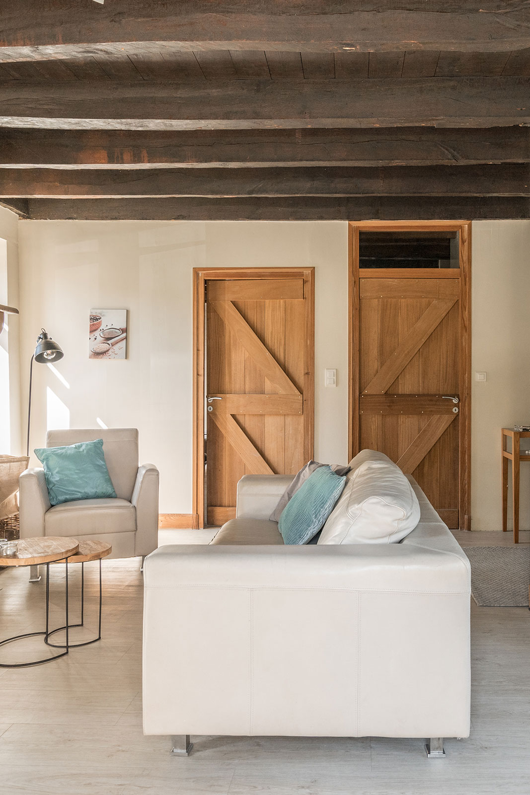 Interieur sfeer vakantiehuis LOTT La-Bastide binnen woonkamer loungebank