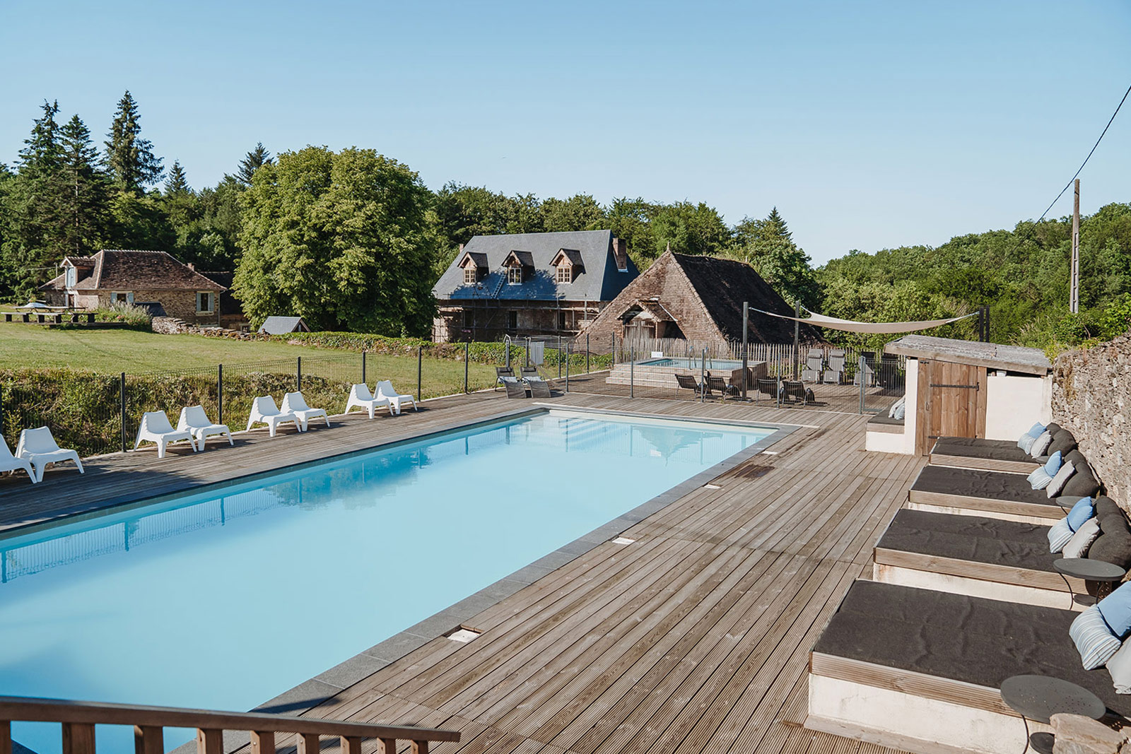 Sfeer vakantiehuis LOTT La Bastide buiten gezamenlijk zwembad op vakantiedomein in de Haute-Vienne