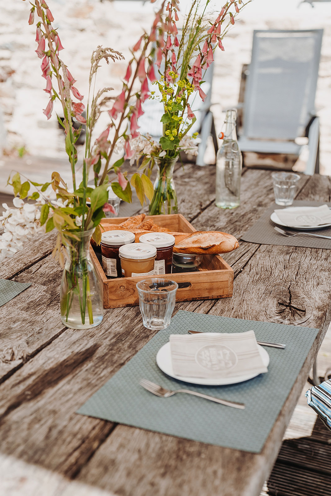 Interieur sfeervakantiehuis LOTT La-Bastide buiten terras tafel bloemen