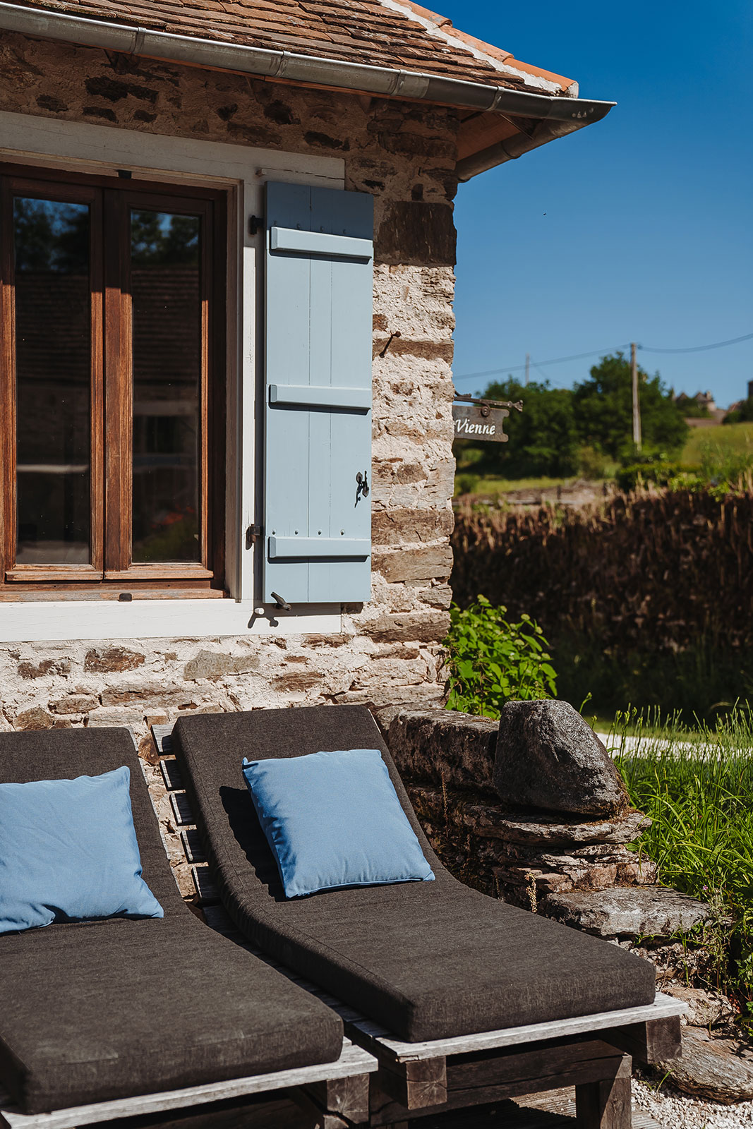 Interieur sfeer vakantiehuis LOTT La-Bastide buiten vakantiehuisje ligstoelen loungen Haute-Vienne