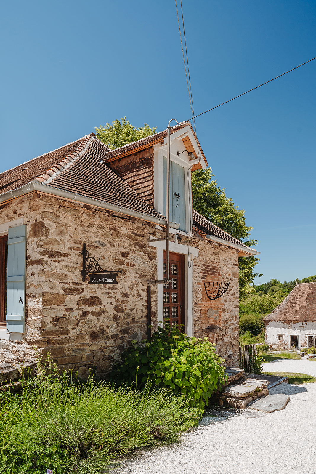 Interieur sfeer vakantiehuis LOTT La-Bastide buiten zijaanzicht vakantiehuisje Frankrijk