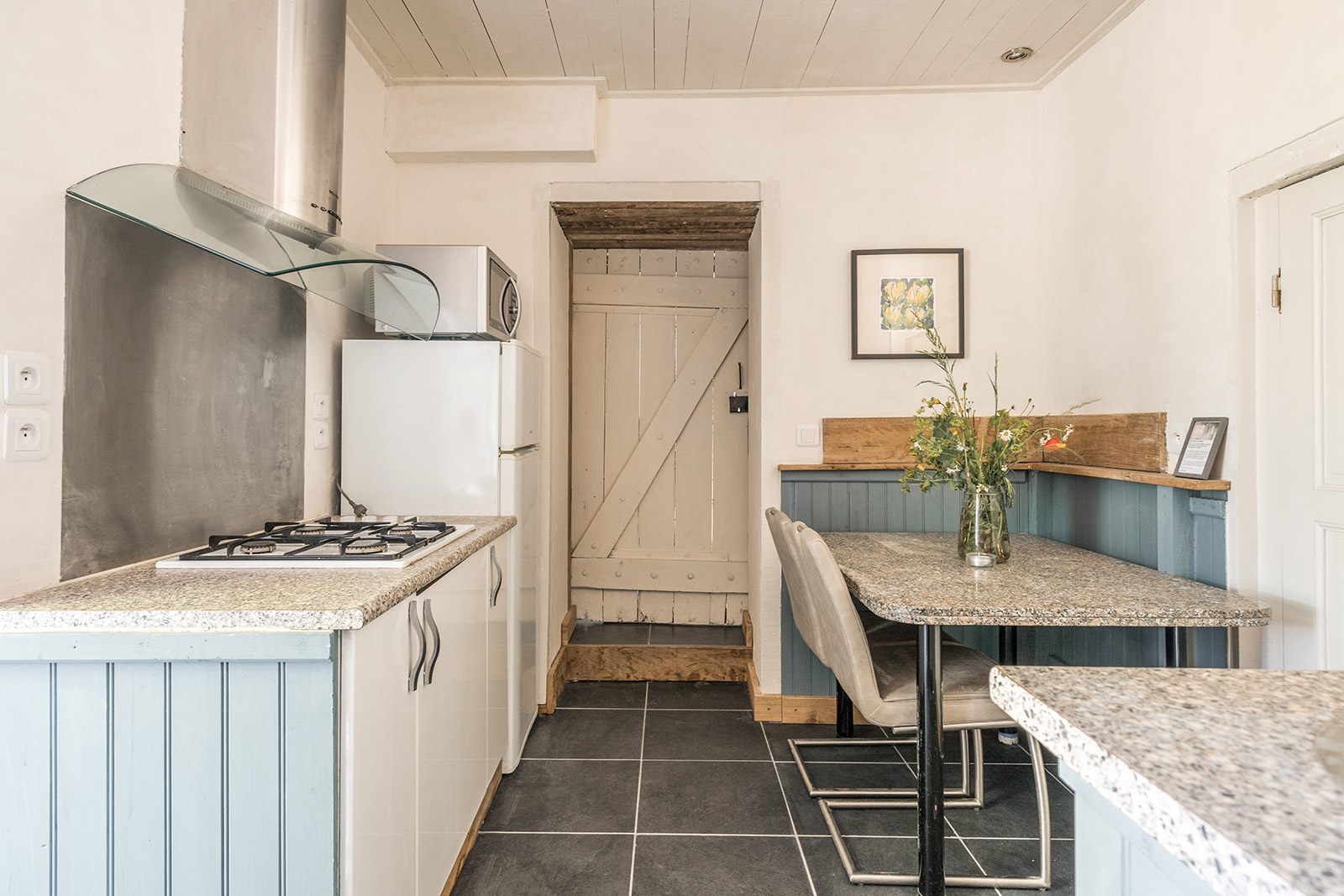 Kitchen holiday home LOTT Coussac-Bonneval attractive kitchen diner with seating