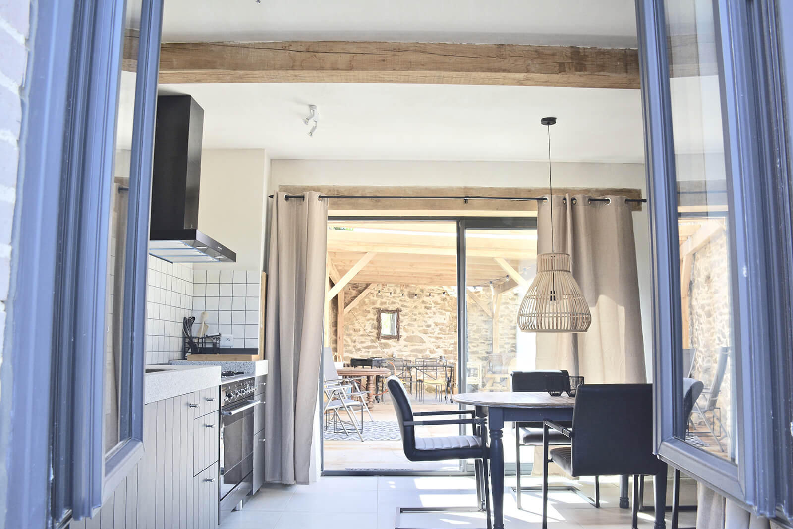 Cuisine maison de vacances LOTT Saint Germain les Belles cuisine ouverte portes coulissantes veranda couverte