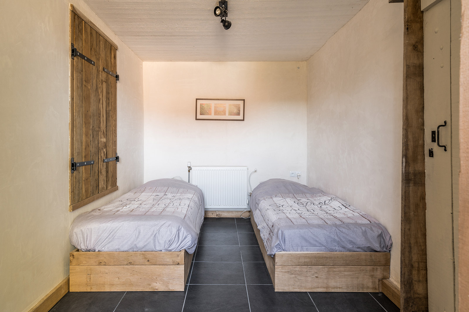 Slaapkamer vakantiehuis LOTT Coussac-Bonneval tweede slaapkamer met twee vaste eenpersoon bedden