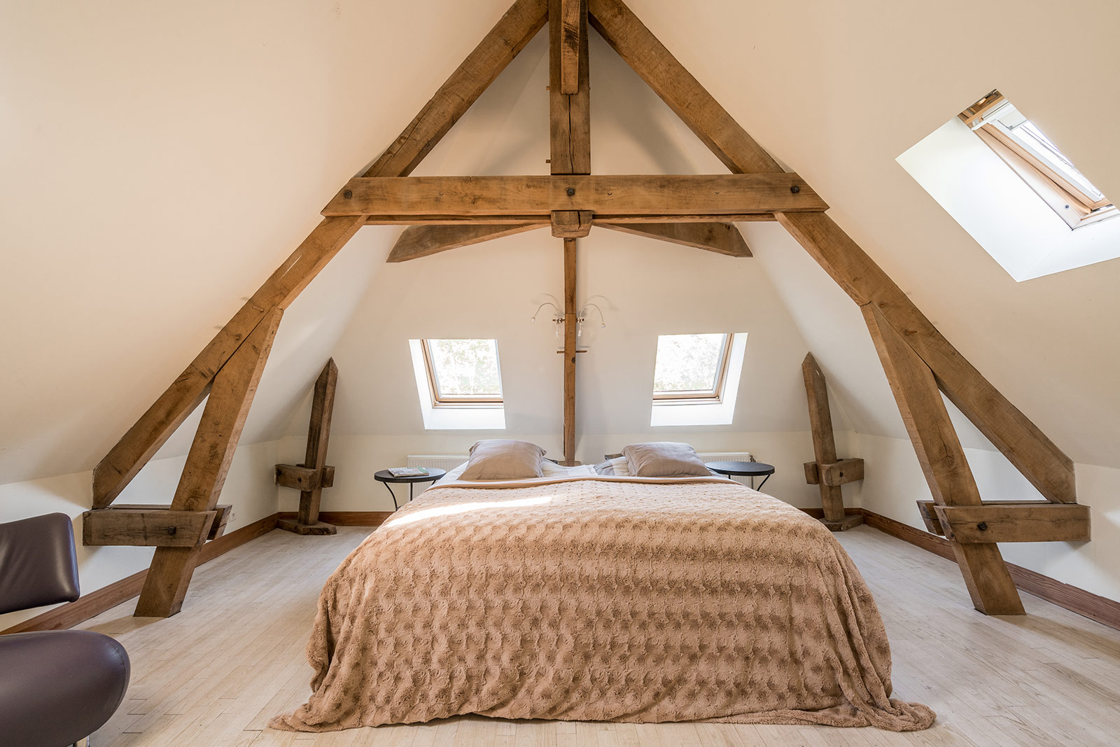 Slaapkamer vakantiehuis LOTT La-Bastide hoofdslaapkamer boxspring bed