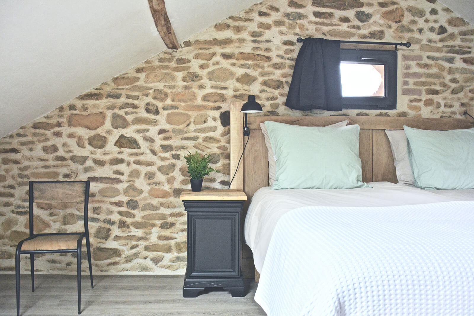 Schlafzimmer Ferienhaus LOTT Saint Germain les Belles geräumiges Schlafzimmer im Dachgeschoss mit Boxspringbetten.