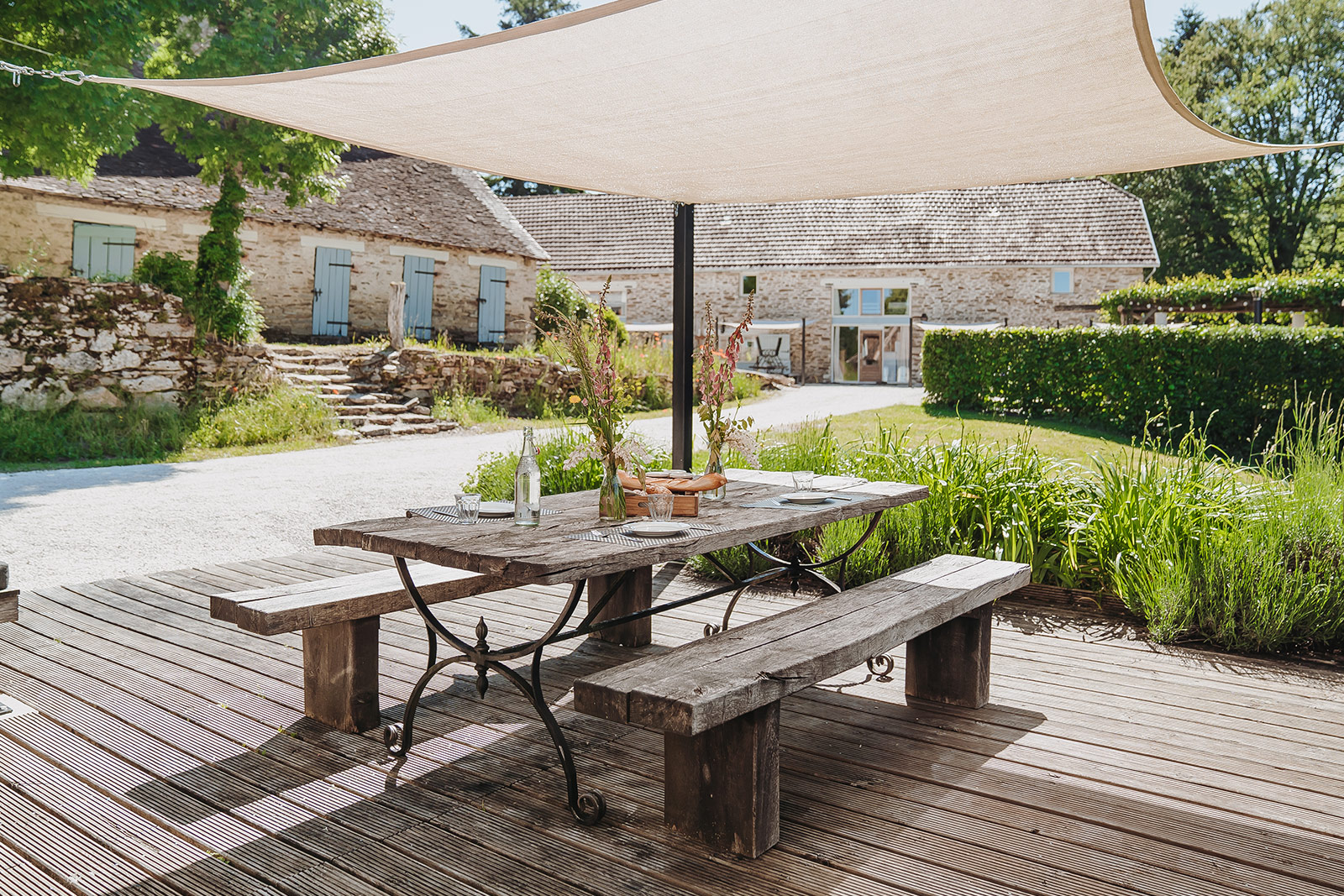 Terras vakantiehuis LOTT La-Bastide vakantiehuisje met terras op het zuiden