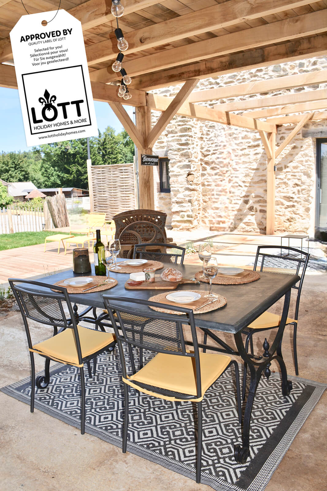 Terras vakantiehuis LOTT Saint Germain les Belles robuuste houten veranda approved by LOTT quality label