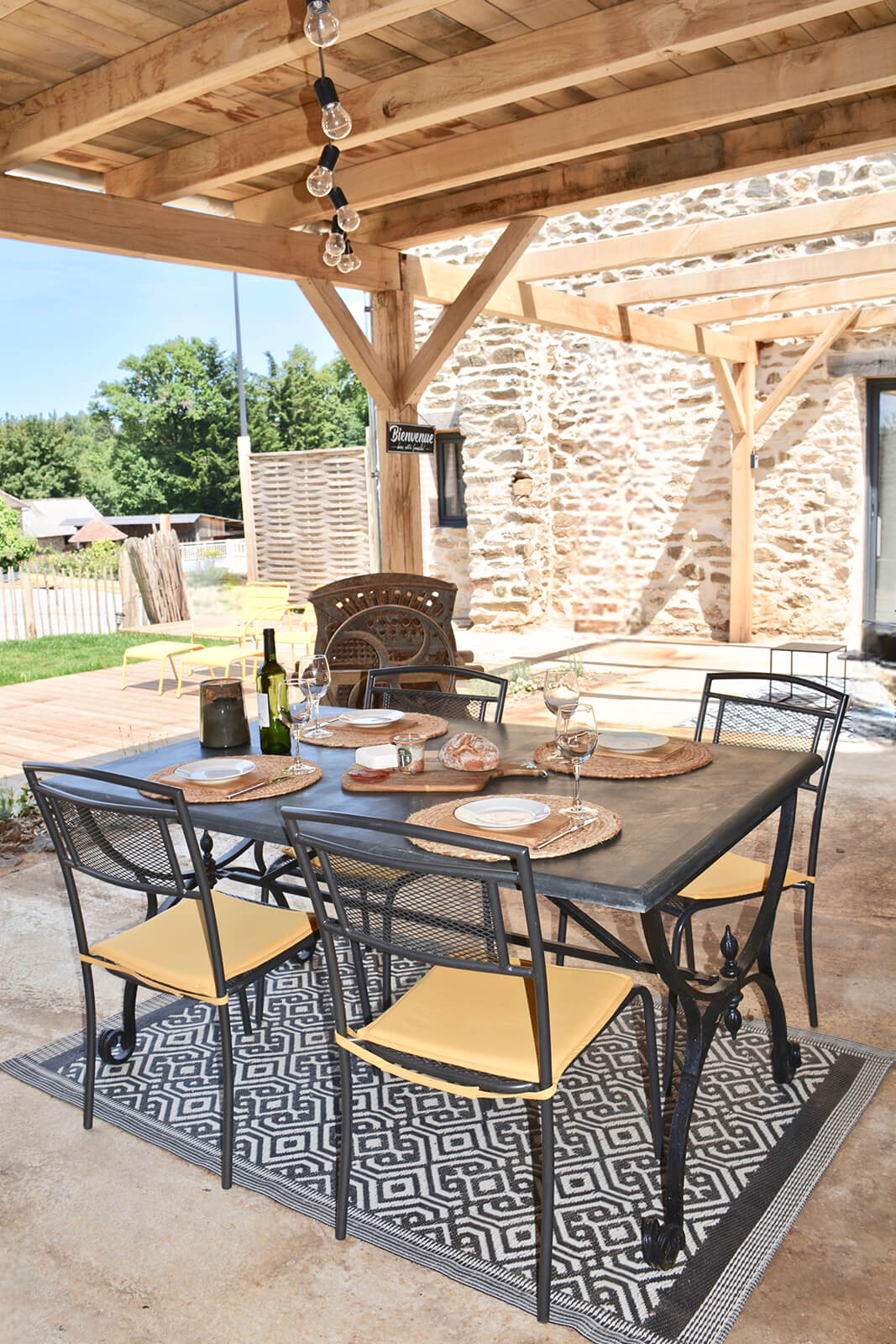 Terras vakantiehuis LOTT Saint Germain les Belles robuuste houten veranda