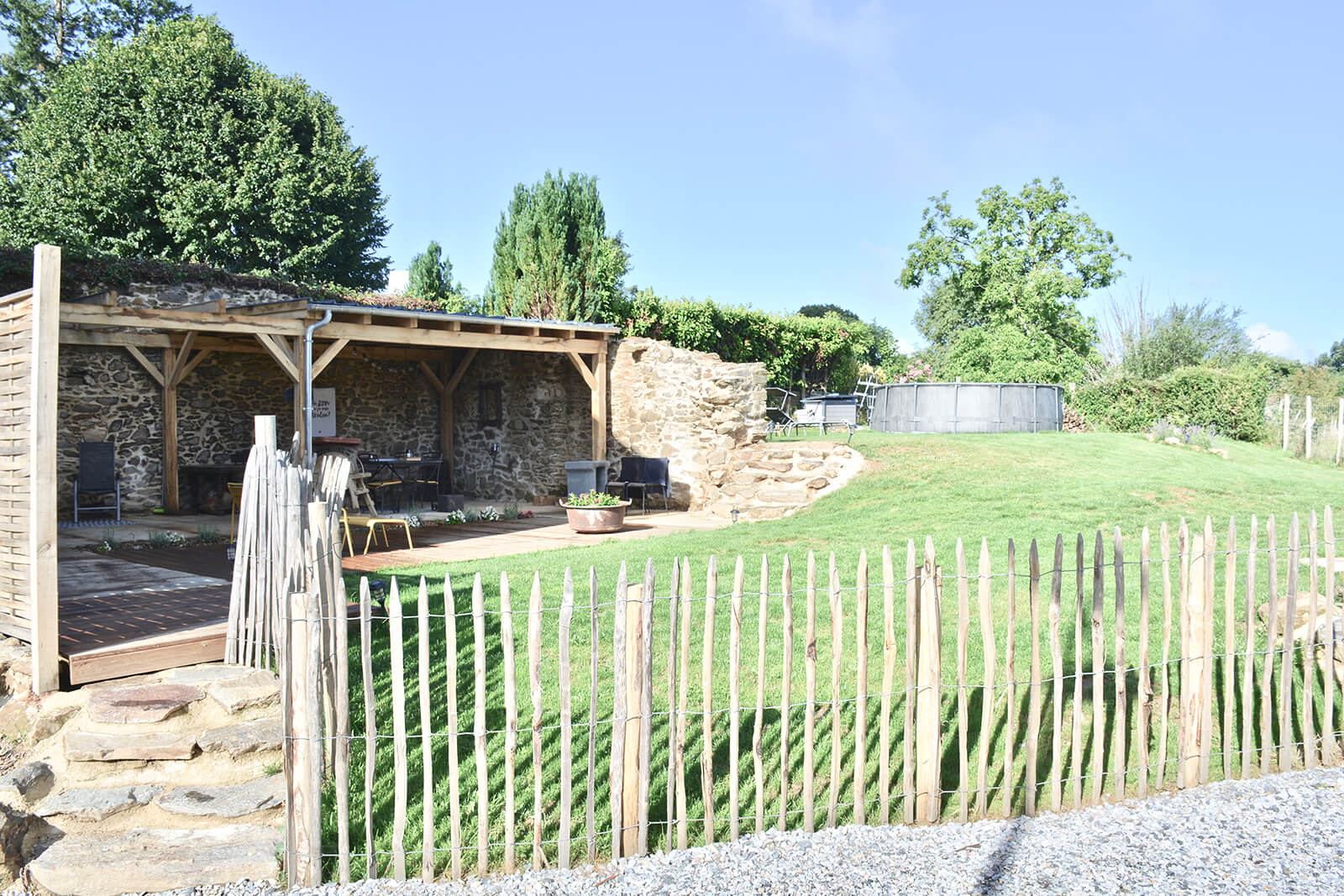 Garten Ferienhaus LOTT Saint Germain les Belles 600m2 Bauschwimmbad eingezäunt.