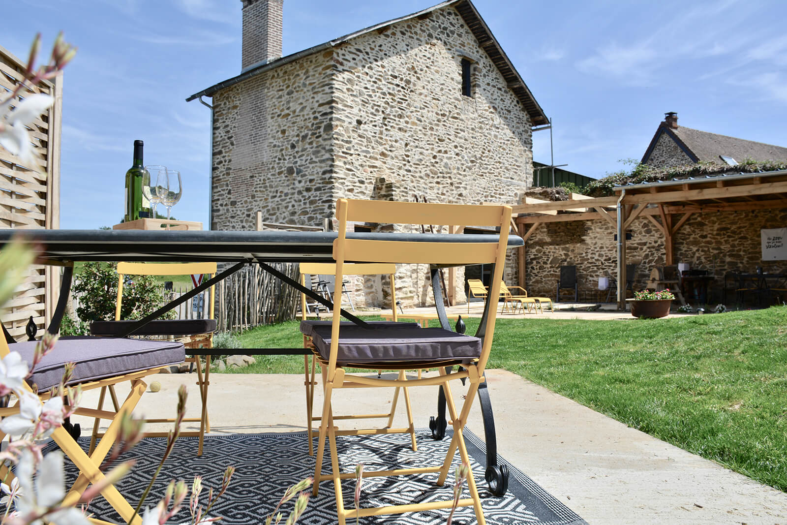 Jardin maison de vacances LOTT Saint Germain les Belles plusieurs places attrayantes dans le jardin