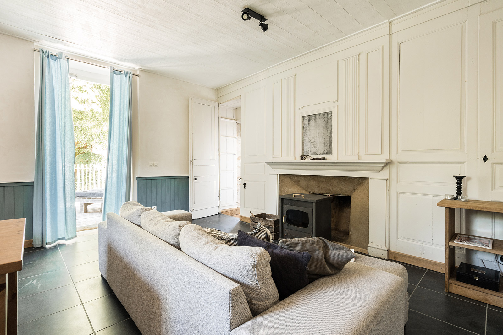 Woonkamer vakantiehuis LOTT Coussac-Bonneval ruime woonkamer met originele elementen