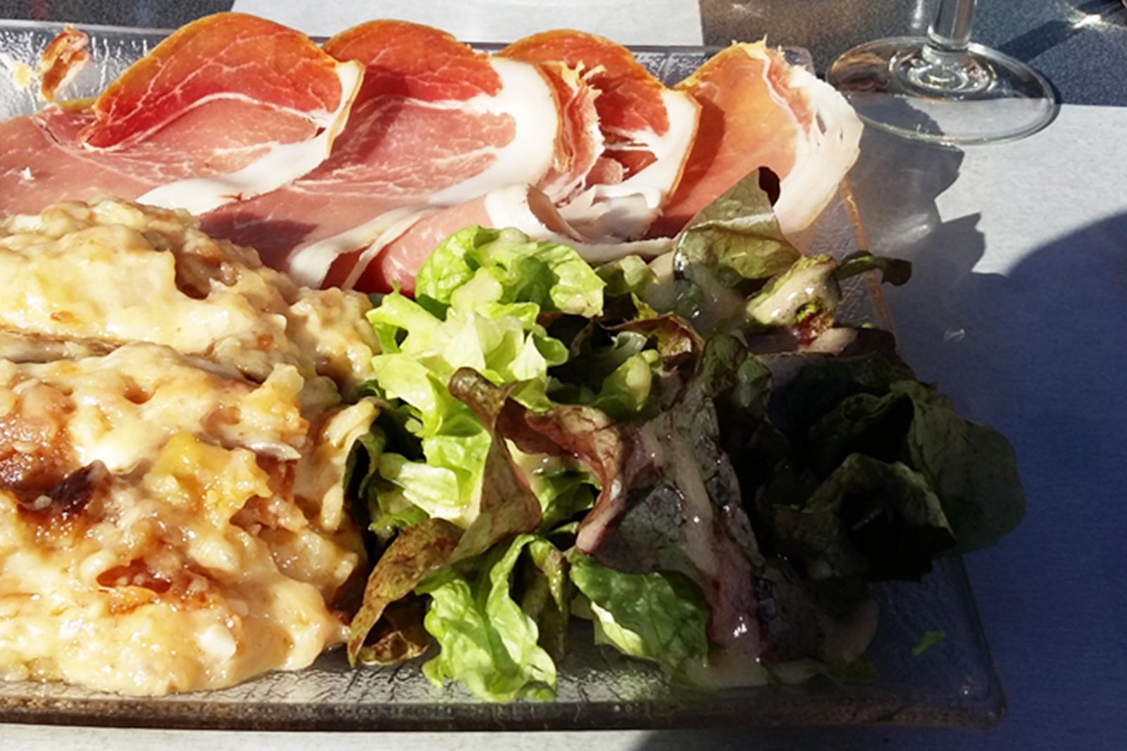 Eten en drinken restaurants in de Puy-de-Dôme Frankrijk. Streekgerecht Truffade.