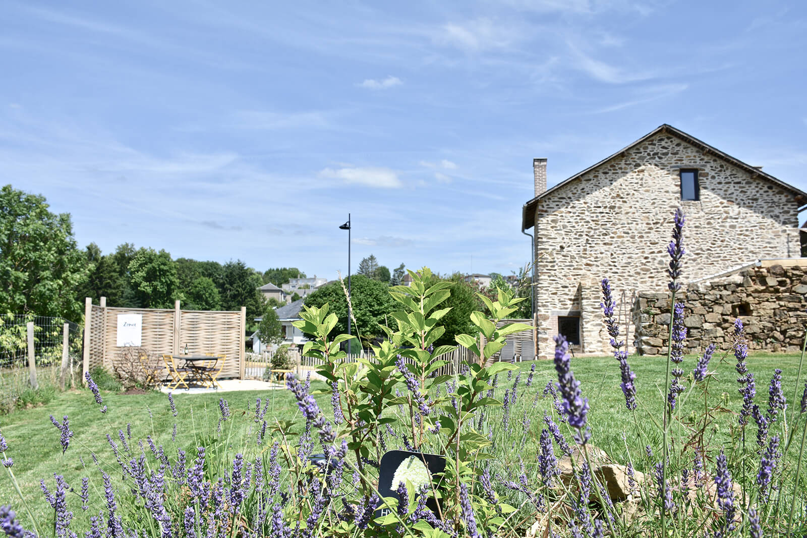 Tuin vakantiehuis LOTT Saint Germain les Belles heerlijk vrij