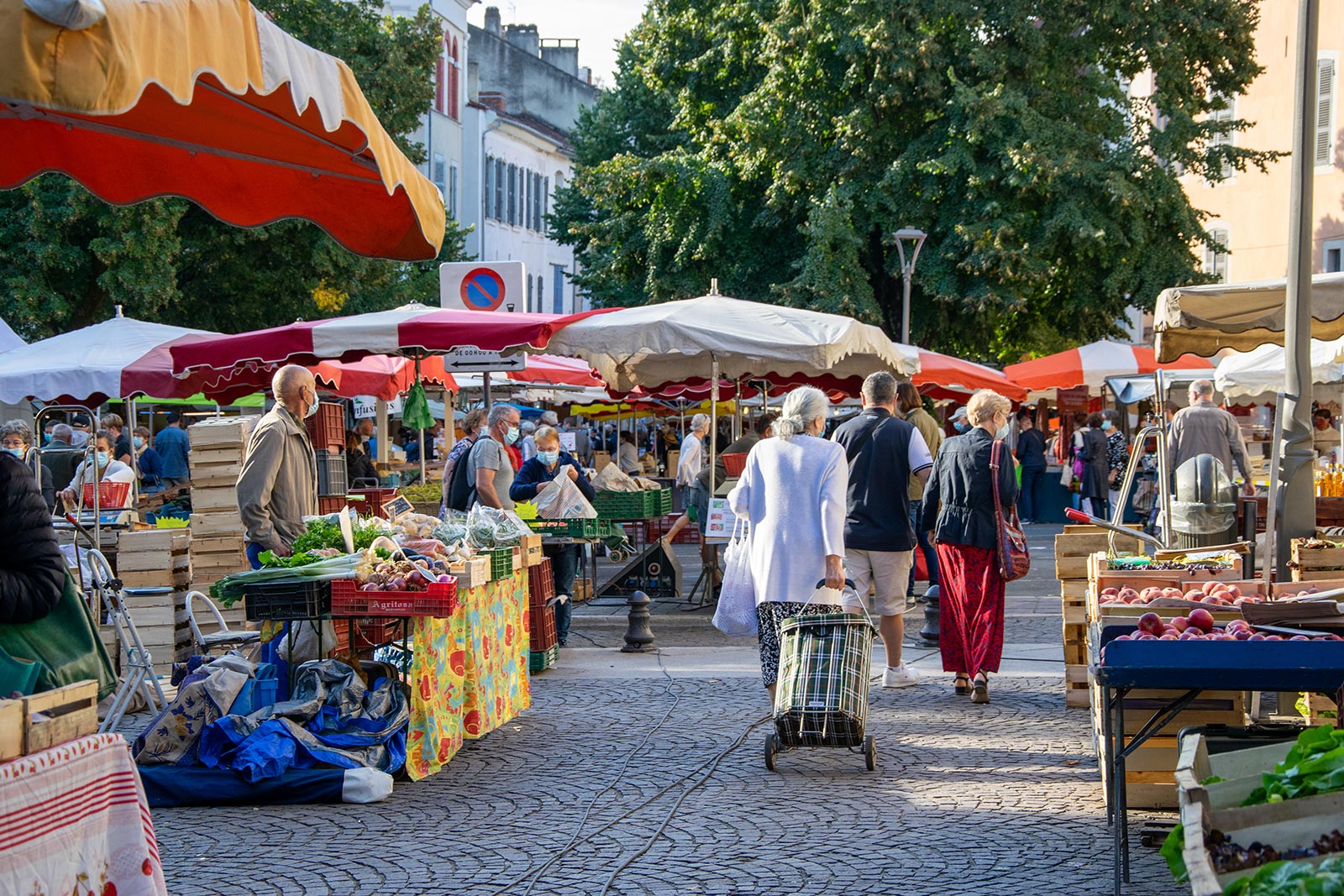 Vakantietips markten en brocantes ontdekken Lot (Occitanië) Frankrijk, Sur le marché de Cahors.