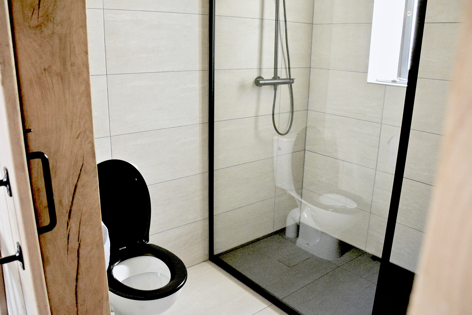 Badezimmer Ferienhaus LOTT Duravel geräumige begehbare Dusche.