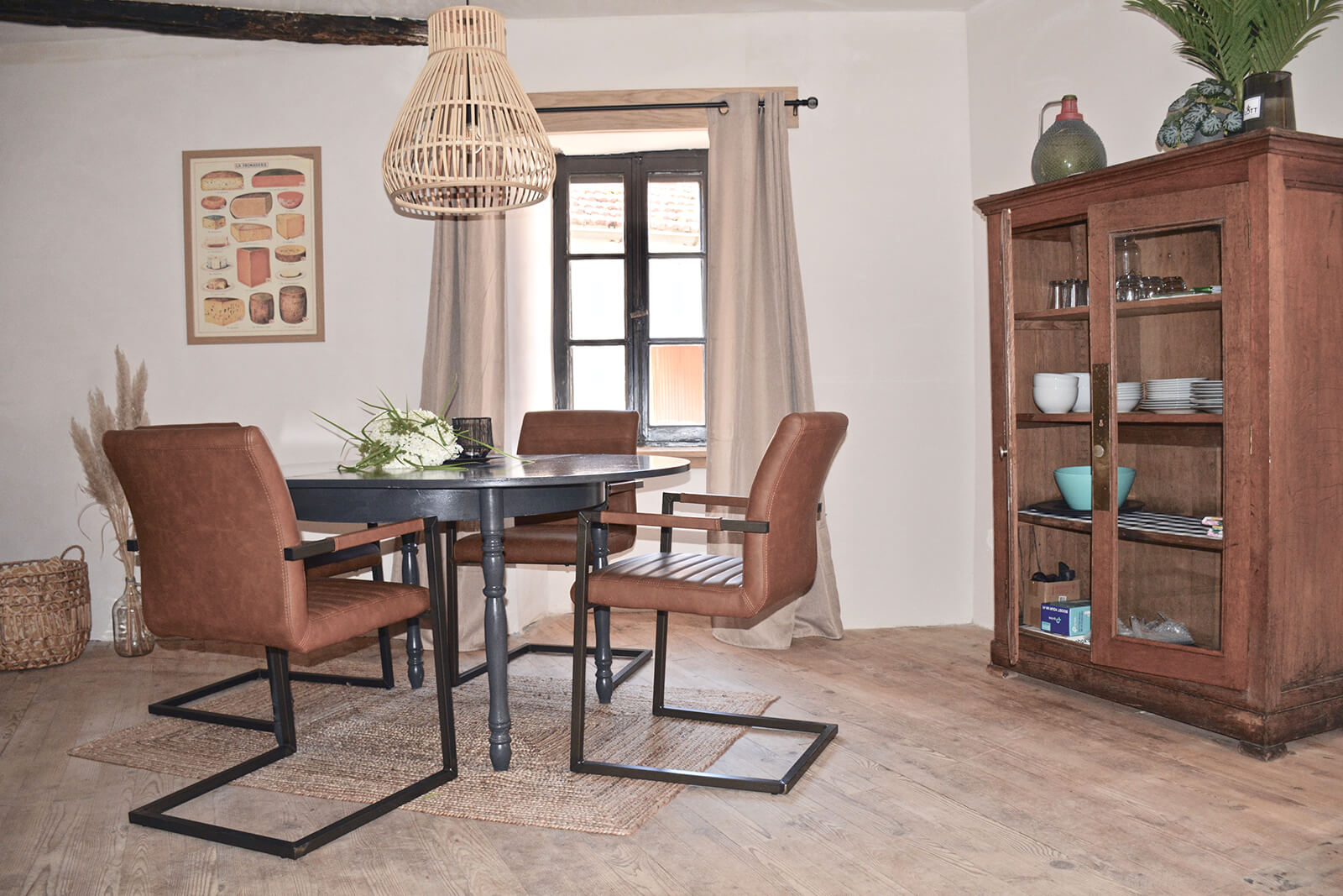 Keuken vakantiehuis LOTT Duravel landelijke ruime eettafel met stoelen