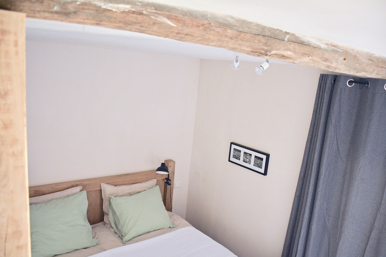 Schlafzimmer-Ferienhaus LOTT Duravel mit alten Eichenbalken.
