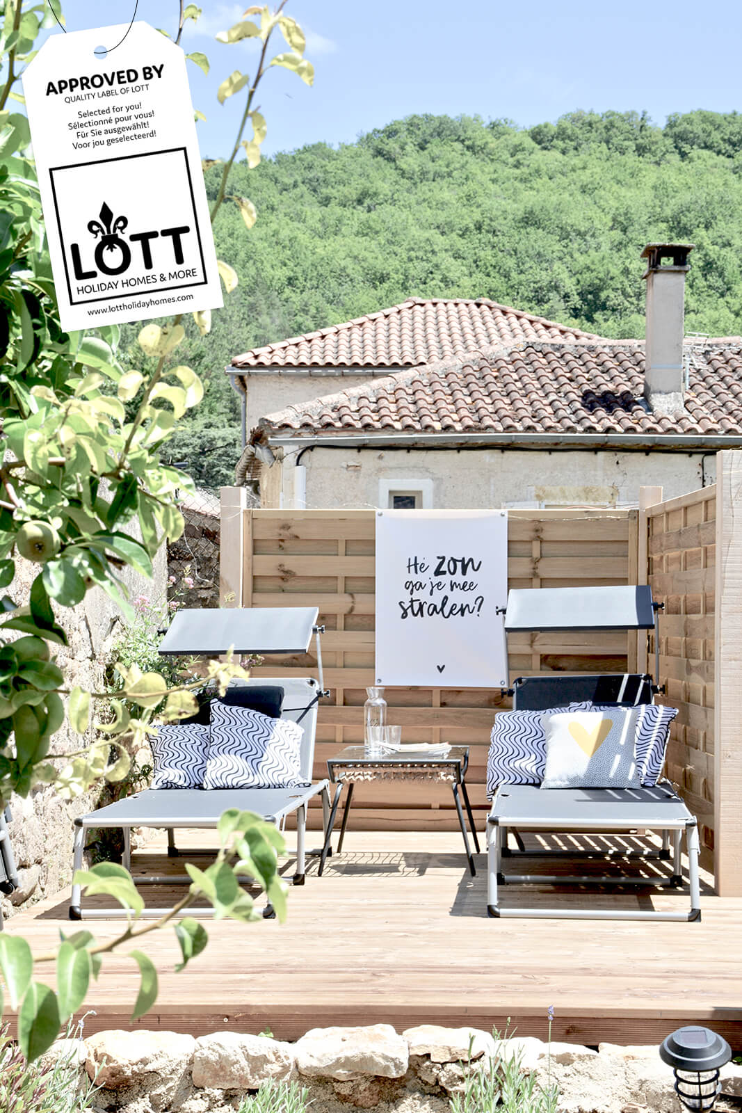Terrasse Maison de vacances LOTT Duravel Terrasse en bois à la française avec transats homologuée par le label de qualité LOTT