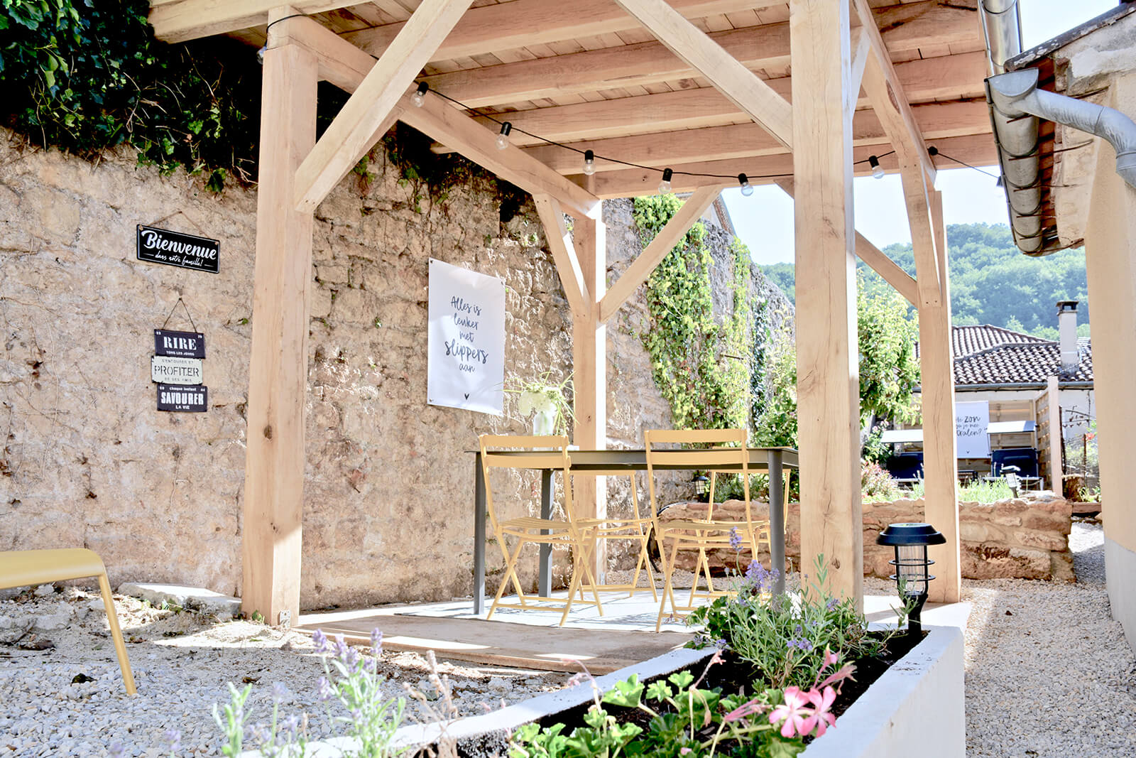 Terrasse Ferienhaus LOTT Duravel Französische überdachte Terrasse in der Morgensonne.