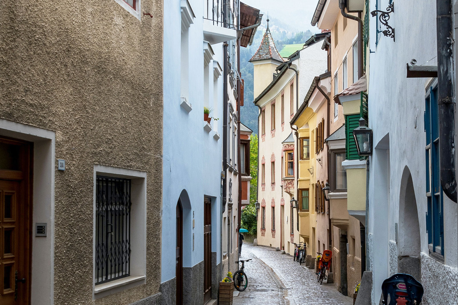 Fiets door de smalle straatjes van het Franse dorpje Conques (UNESCO werelderfgoedlijst).