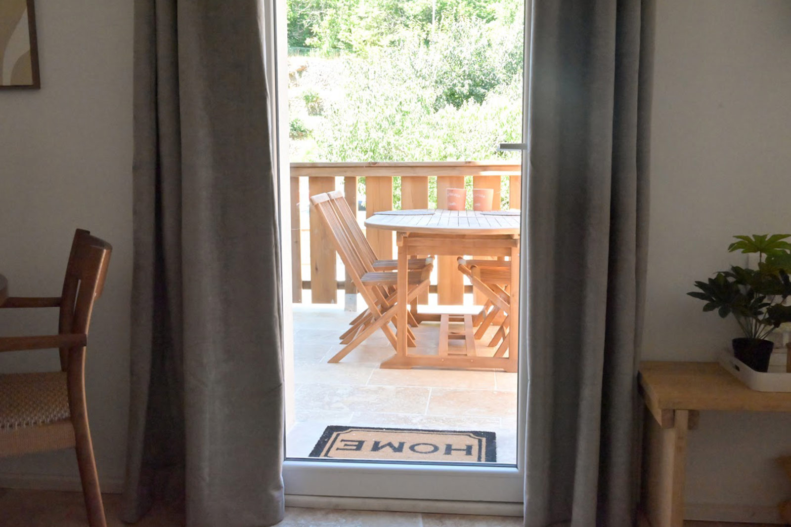 Balkon Ferienhaus LOTT Graissessac La Maison direkter Zugang vom Wohnzimmer zum Balkon.