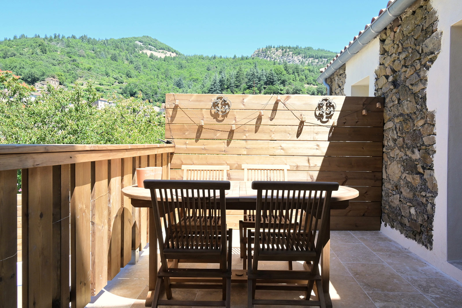 Balkon Ferienhaus LOTT Graissessac La Maison Frühstück Mittag- oder Abendessen auf Ihrer Terrasse über eine Treppe Zugang zum Garten.