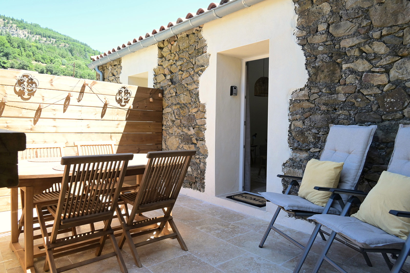 Balkon vakantiehuis LOTT Graissessac La Maison openslaande deuren woonkamer of keuken