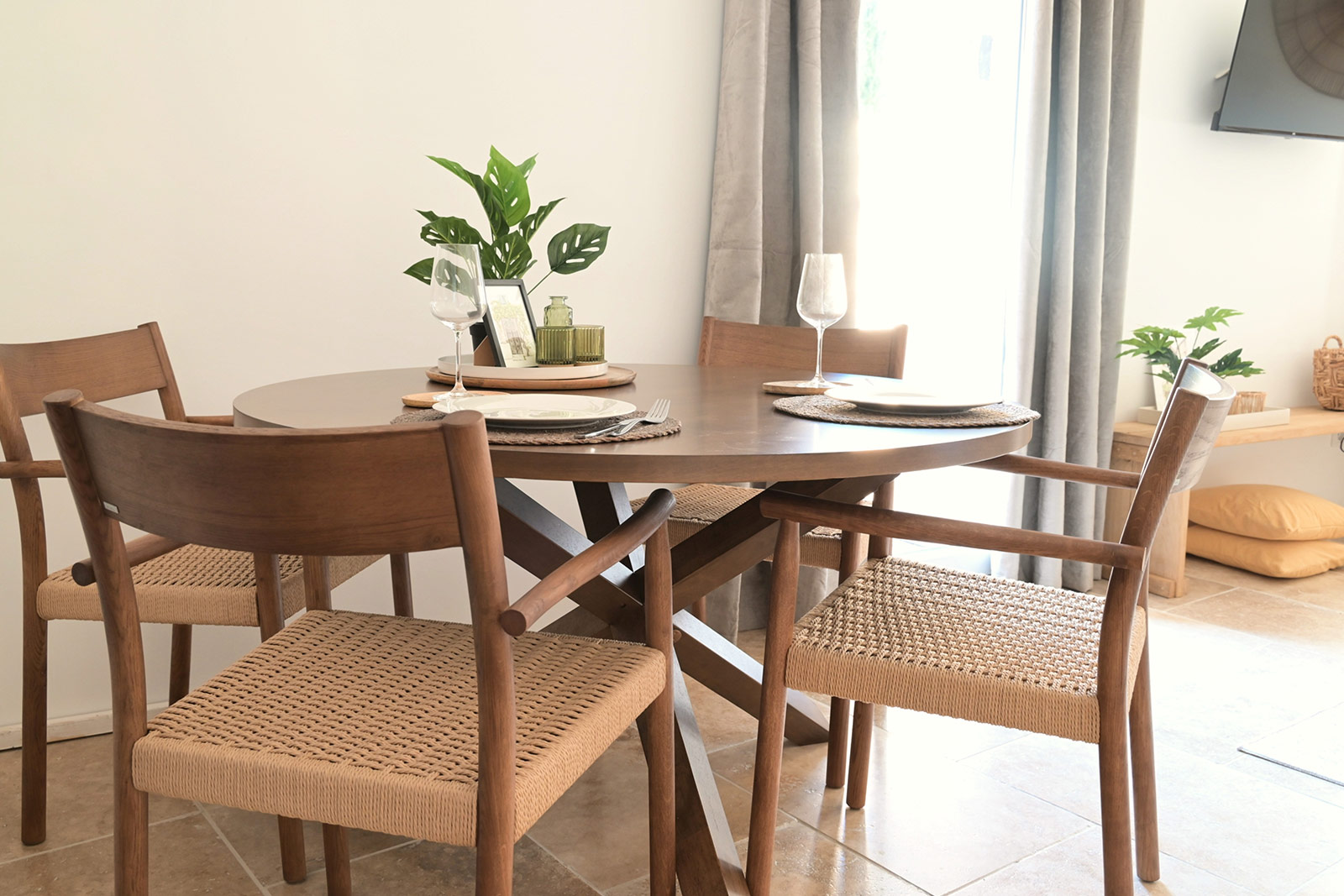 Eethoek vakantiehuis LOTT Graissessac La Maison ruime tafel met stoelen toegang open keuken