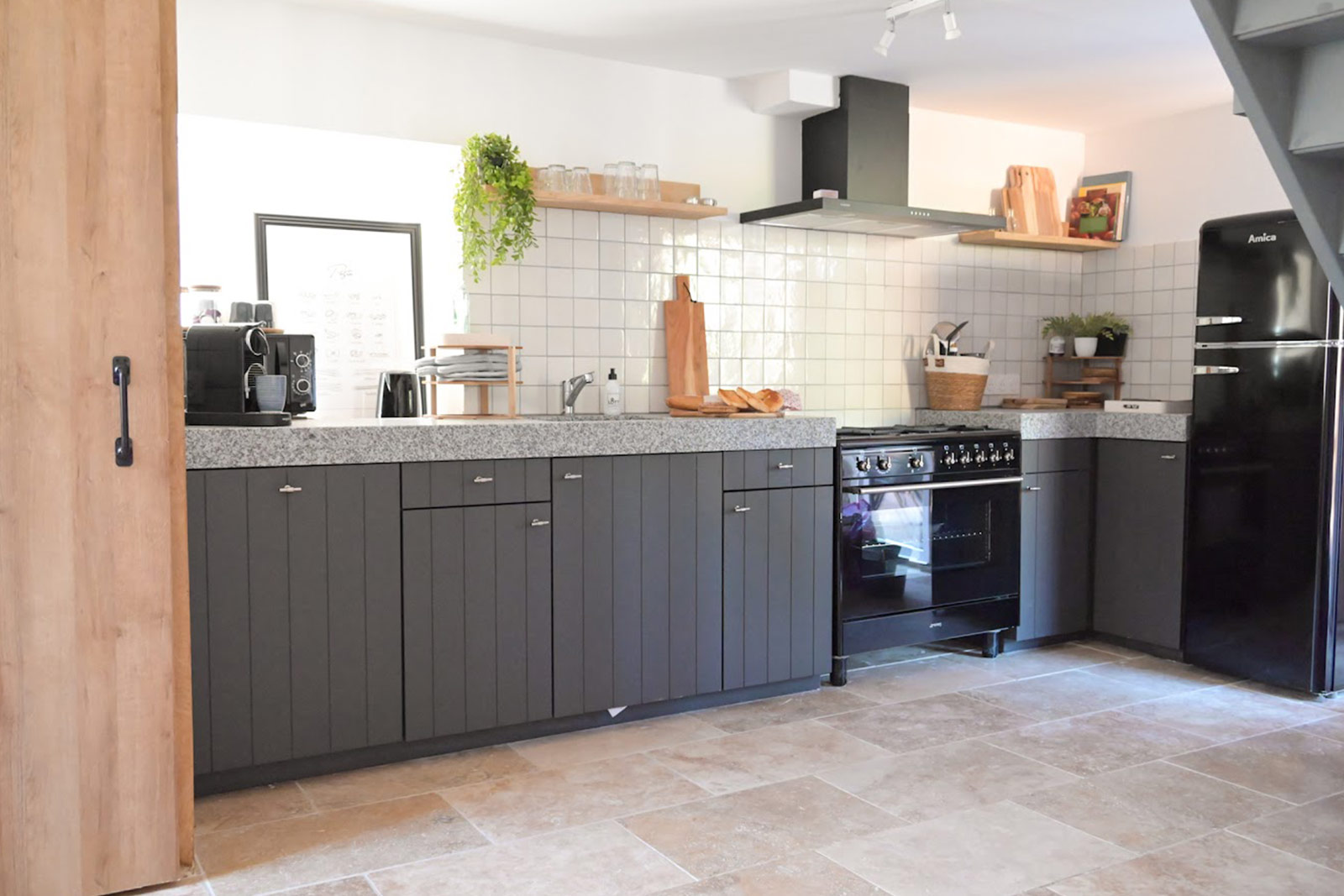 Küche Ferienhaus LOTT Graissessac La Maison rural sehr geräumige offene Küche.