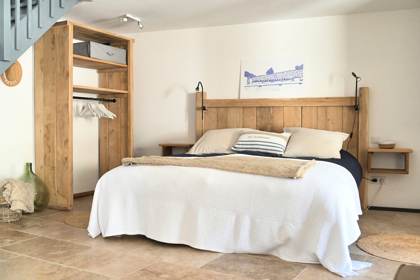 Schlafzimmer Ferienhaus LOTT Graissessac La Maison Schlafzimmer im Erdgeschoss Boxspringbetten und Fenstertüren zur Veranda und zum Garten.