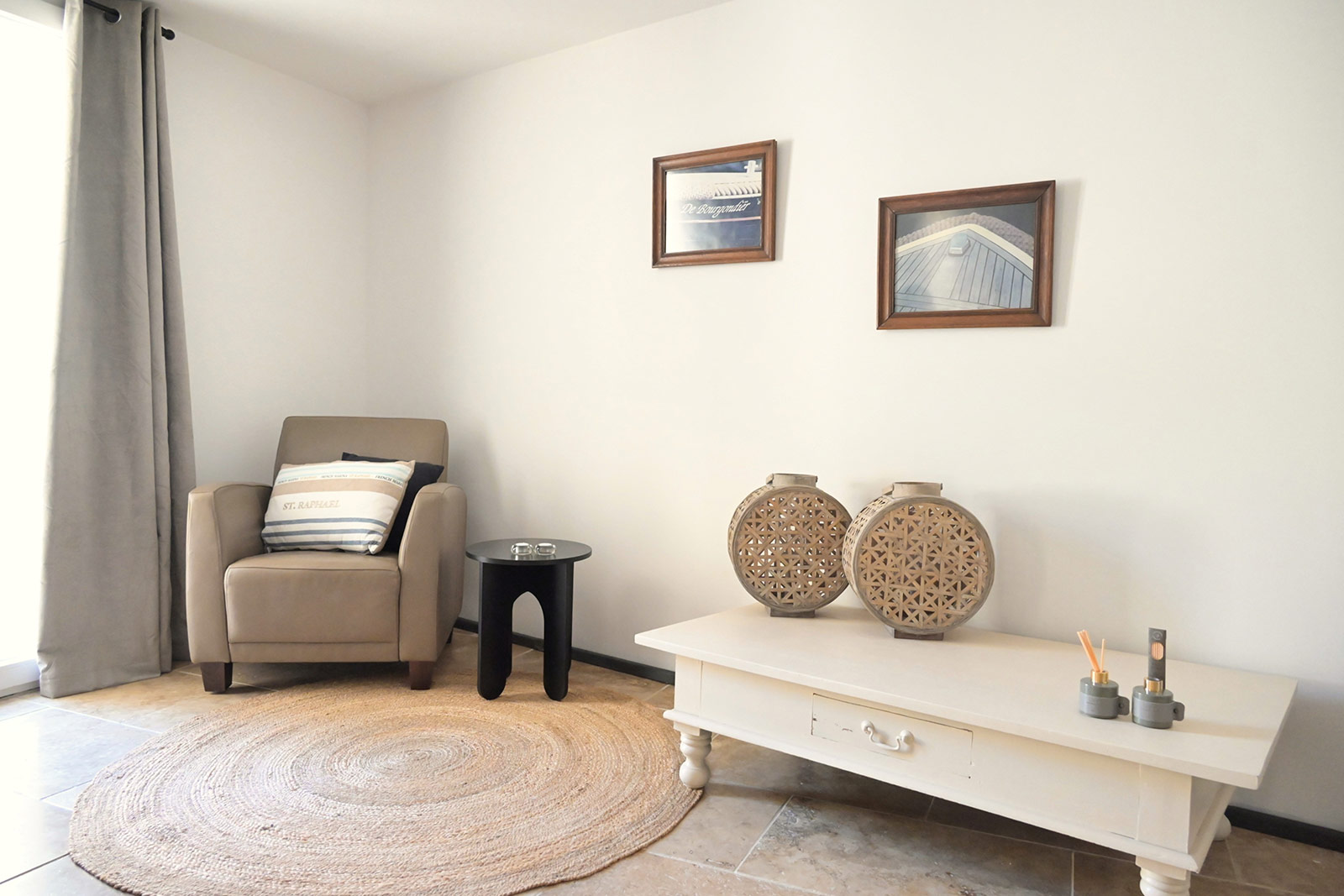Schlafzimmer Ferienhaus LOTT Graissessac La Maison großes geräumiges attraktives Schlafzimmer.