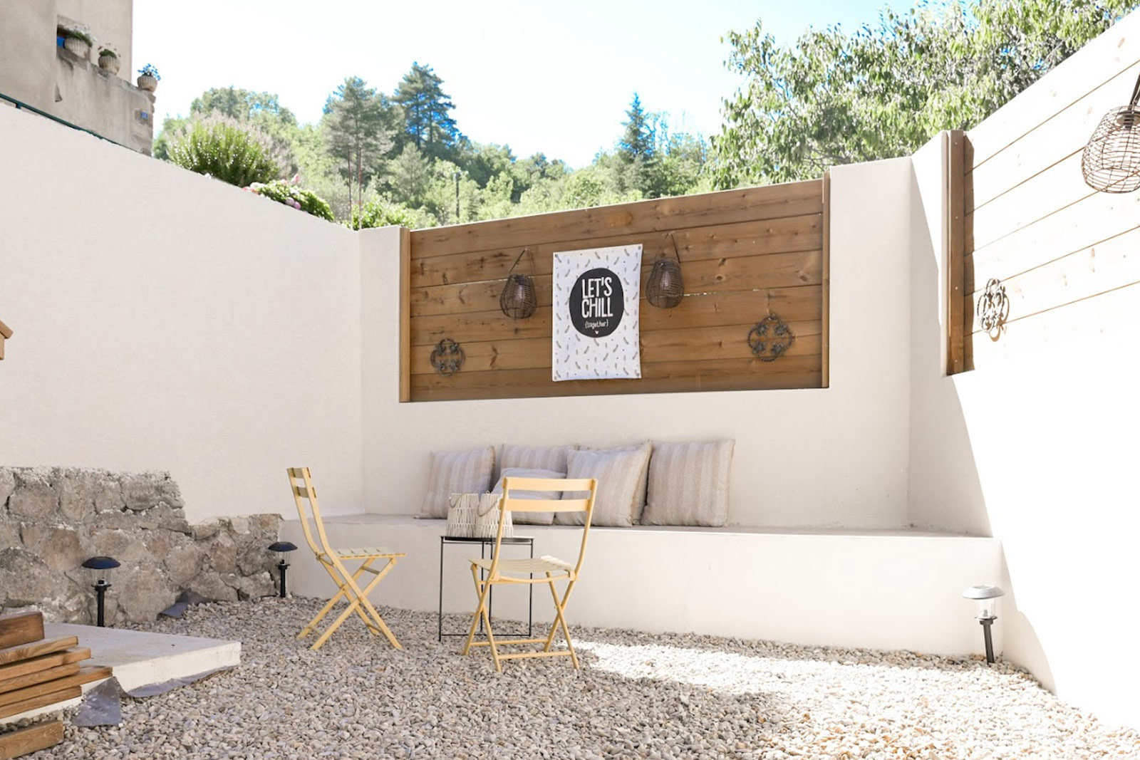 Garten Ferienhaus LOTT Graissessac La Maison Lounge Sofa mit Kissen Wein Aperitif französische Getränketafel in der Nachmittagssonne.