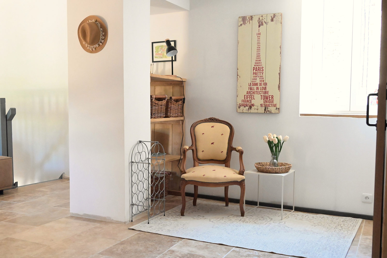 Wohnzimmer Ferienhaus LOTT Graissessac La Maison verschiedene gemütliche Ecken stimmungsvolles Interieur.