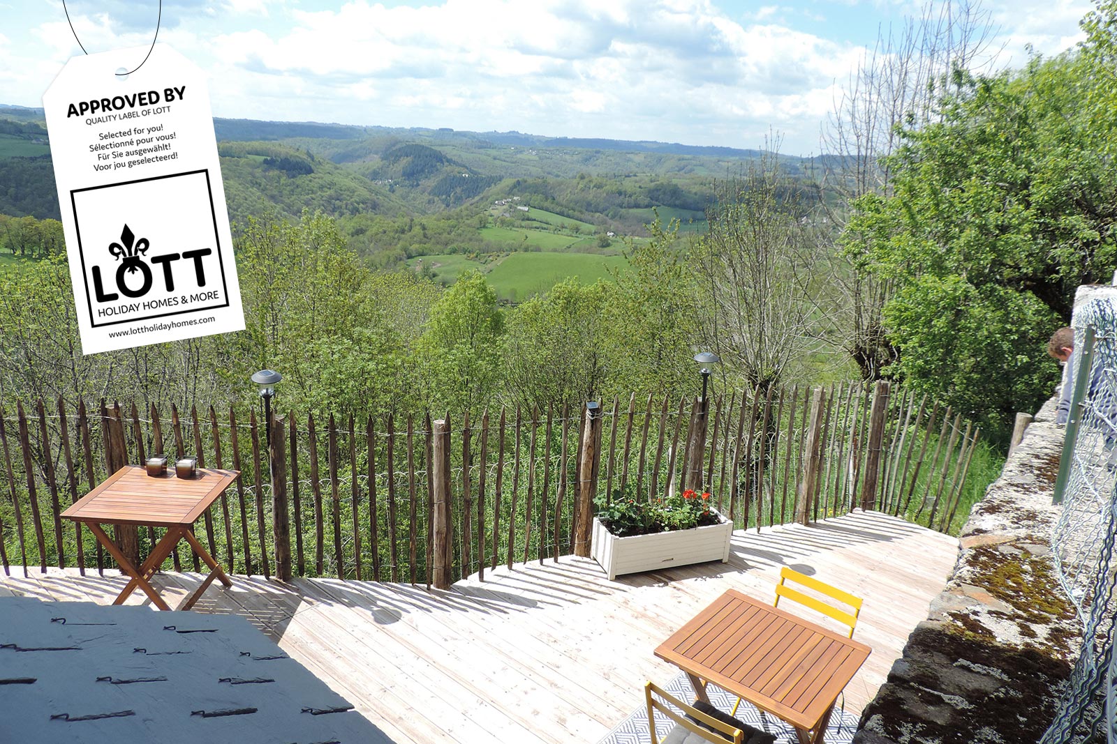 Panoramische uitzicht... Kijk, geniet en ervaar! Vakantiehuis LOTT Mur-de-Barrez Frankrijk (Aveyron, Occitanië). 